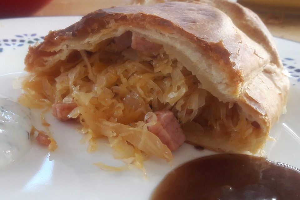 Sauerkrautstrudel mit Geselchtem