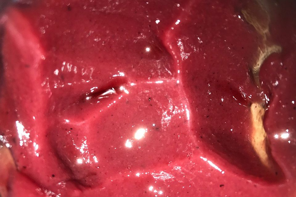 Erdbeer-Blaubeer-Tonkabohnen-Marmelade