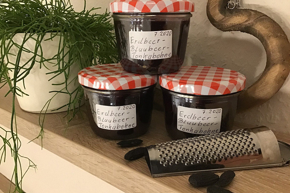 Erdbeer-Blaubeer-Tonkabohnen-Marmelade