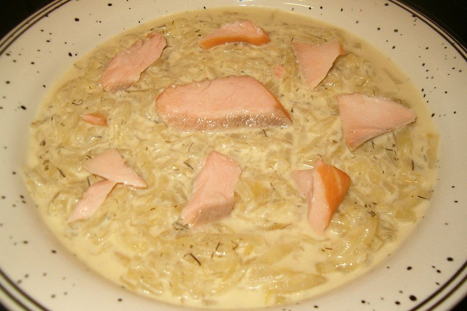 Gurkensuppe mit geräucherten Forellenfilets