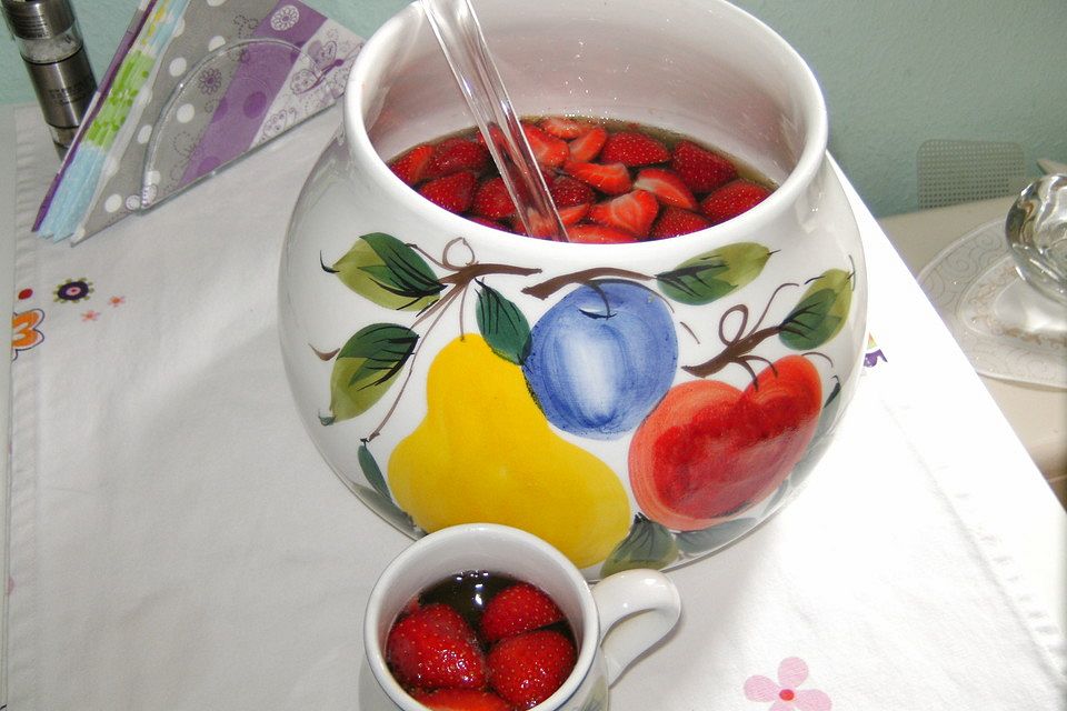 Alkoholfreie Bowle mit Erdbeeren