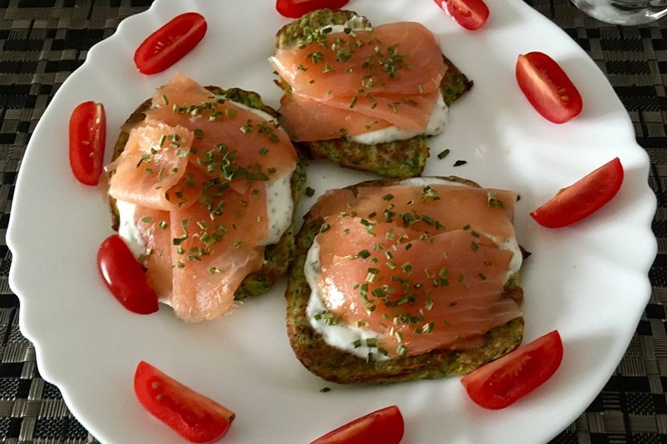 Gebackene Zucchinipuffer mit Lachs