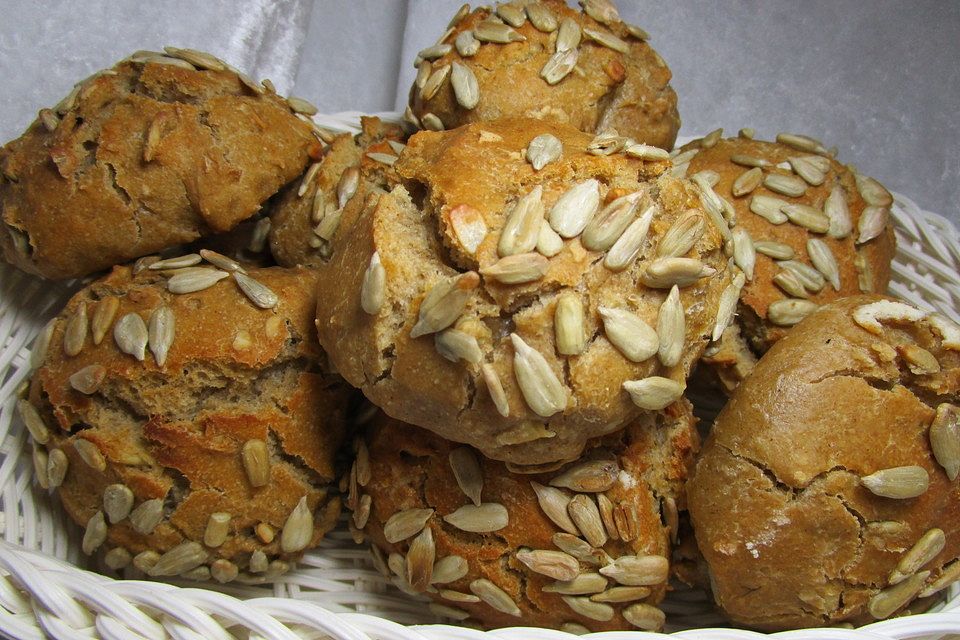 Sauerteigbrötchen mit Sonnenblumenkernen