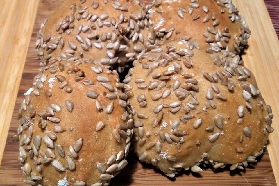 Sauerteigbrötchen mit Sonnenblumenkernen