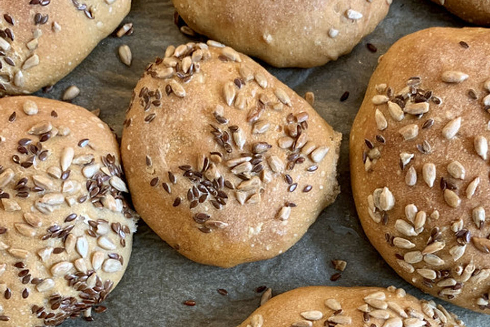 Sauerteigbrötchen mit Sonnenblumenkernen