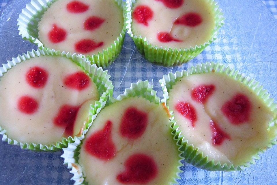 Käsekuchen-Muffins mit Erdbeerherzchen