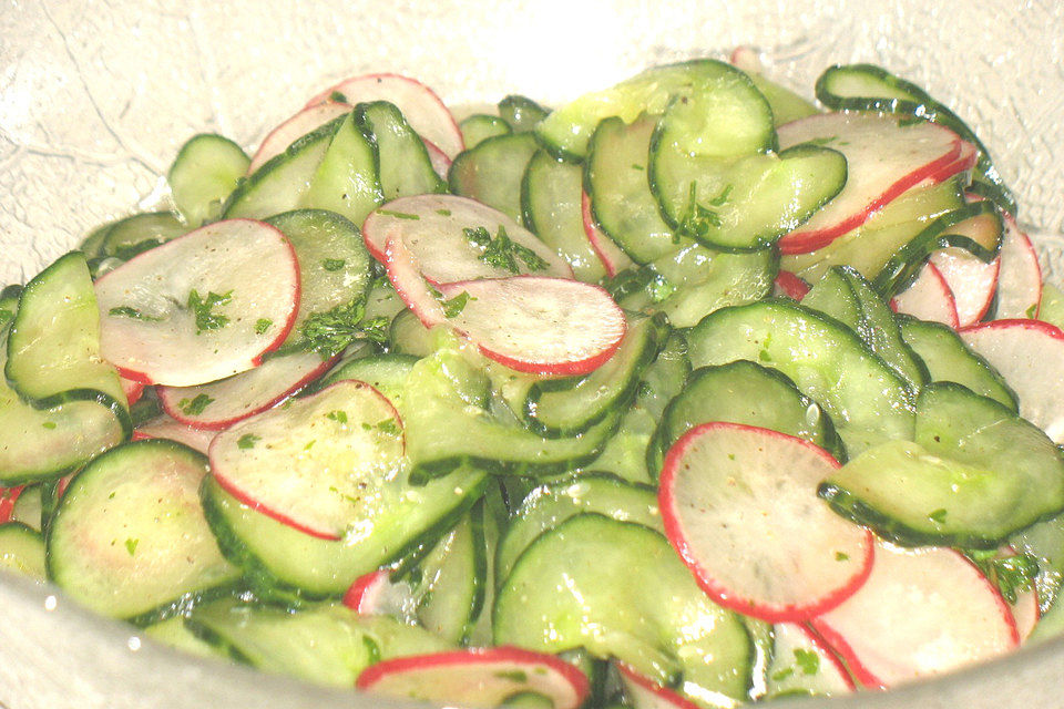 Gurkensalat mit Radieschen