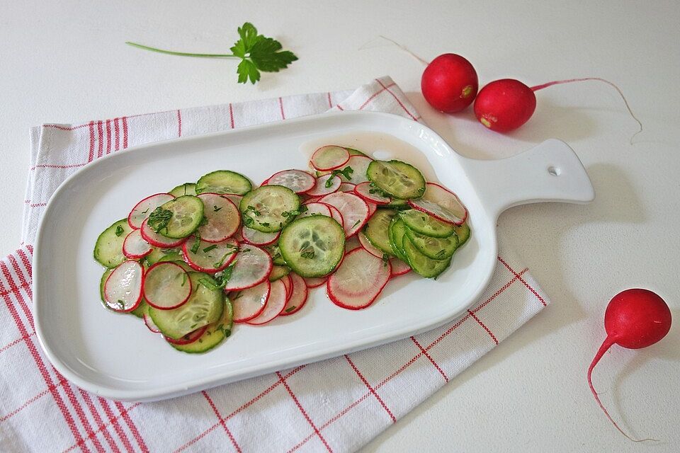 Gurkensalat mit Radieschen