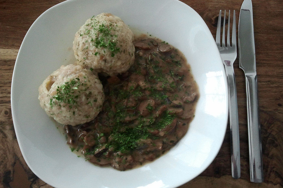 Vegane Semmelknödel mit Pilzragout