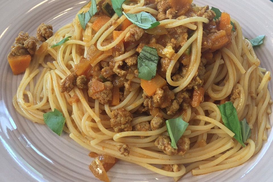 Pasta mit Curry-Bolognese