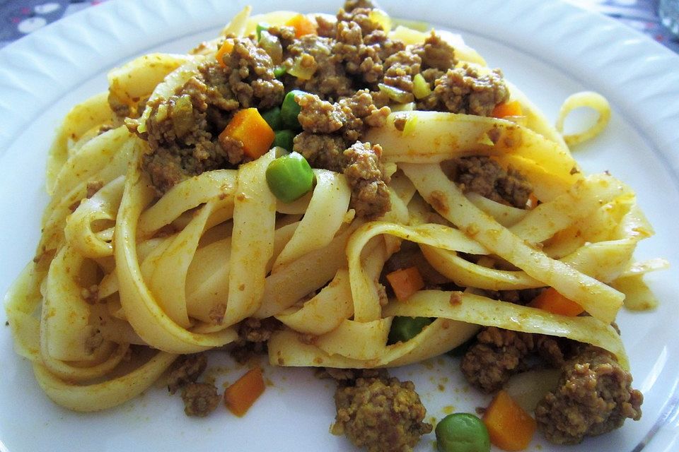 Pasta mit Curry-Bolognese