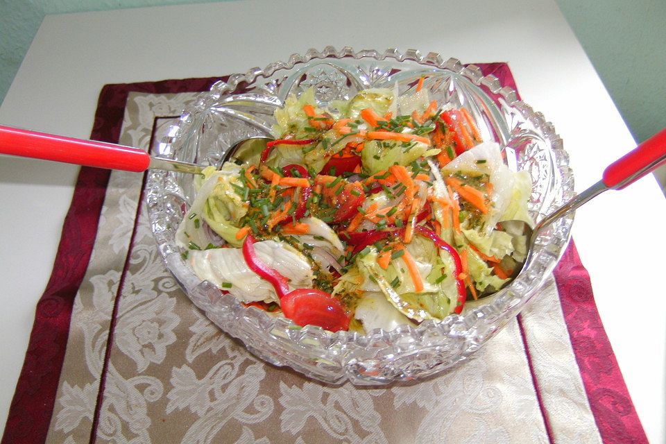 Gemischter Eisbergsalat