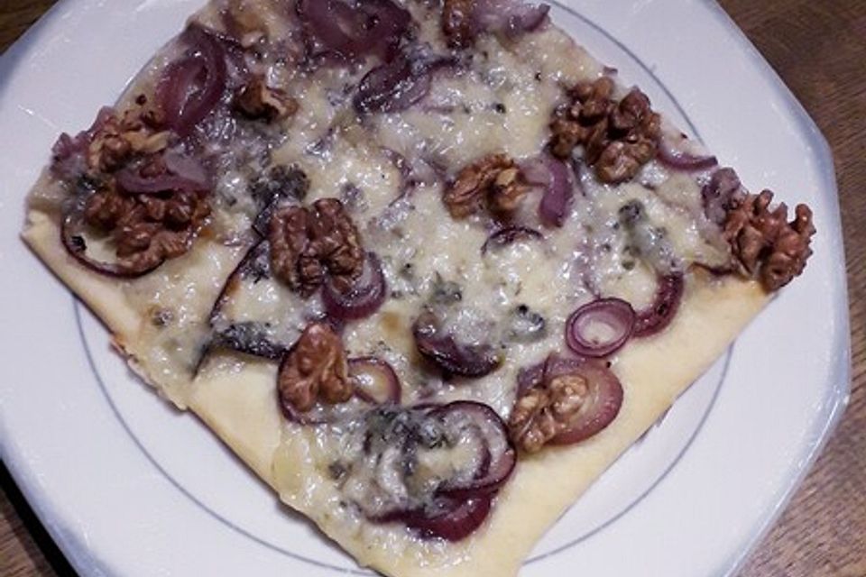 Kalabrische Zwiebelpizza mit Gorgonzola