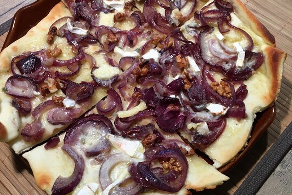 Kalabrische Zwiebelpizza mit Gorgonzola