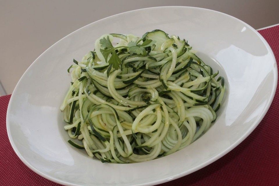 Spirelli-Gurkensalat