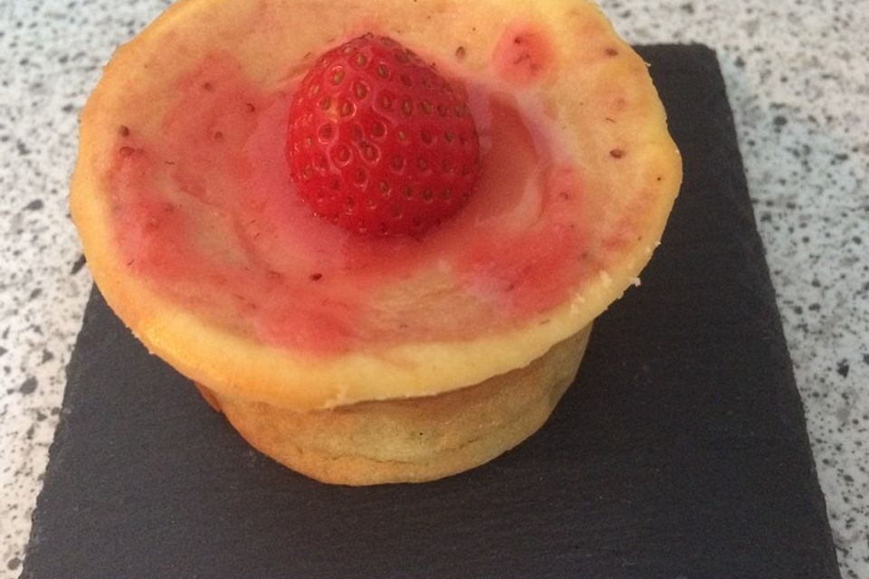 Mini-Cheesecakes mit Erdbeerpüree