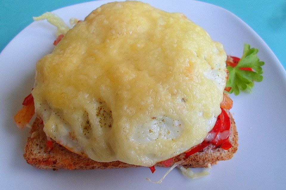 Überbackenes Spiegelei auf Toast