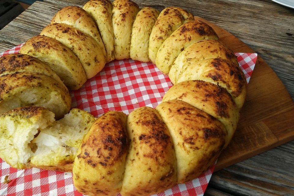 Pesto-Brotkranz mit Feta