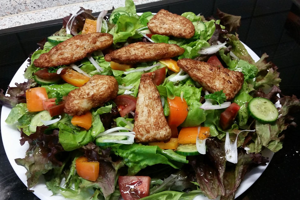 Mediterraner Salat mit Hähnchenbruststreifen