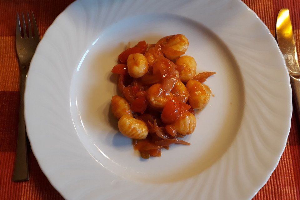 Geschmolzene Tomaten auf Gnocchi