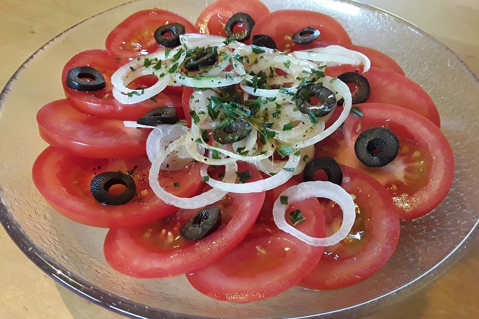 Aromatischer Tomatensalat