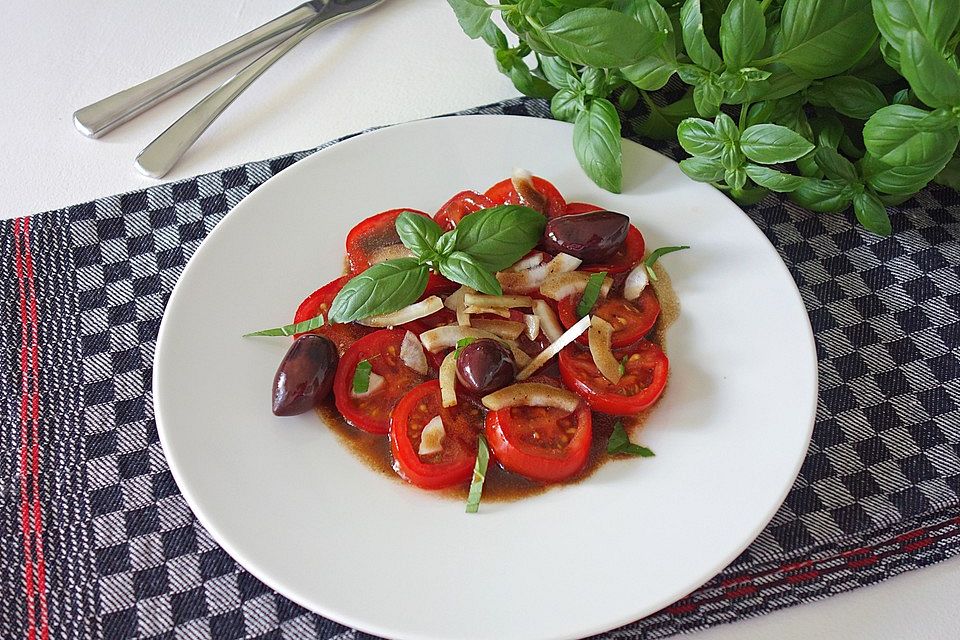 Aromatischer Tomatensalat