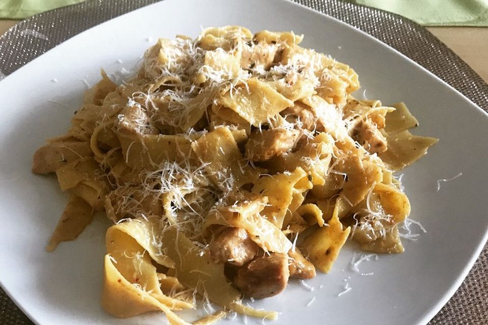 Nudeln mit Parmesan-Hähnchen