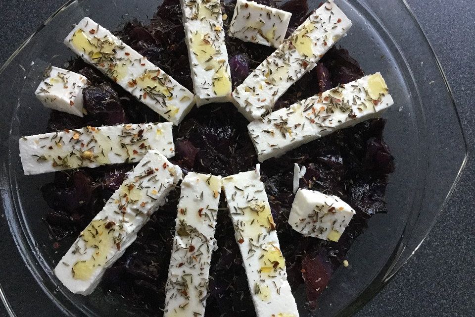 Mediterranes Rotkraut mit Schafskäse