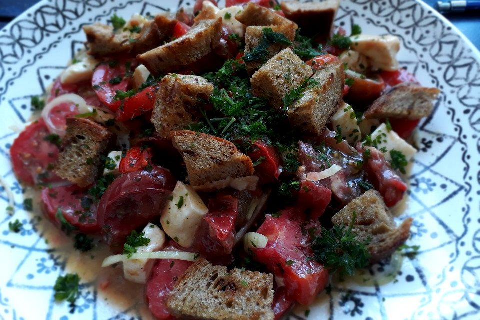 Tomatensalat mit knusprigen Brotwürfeln