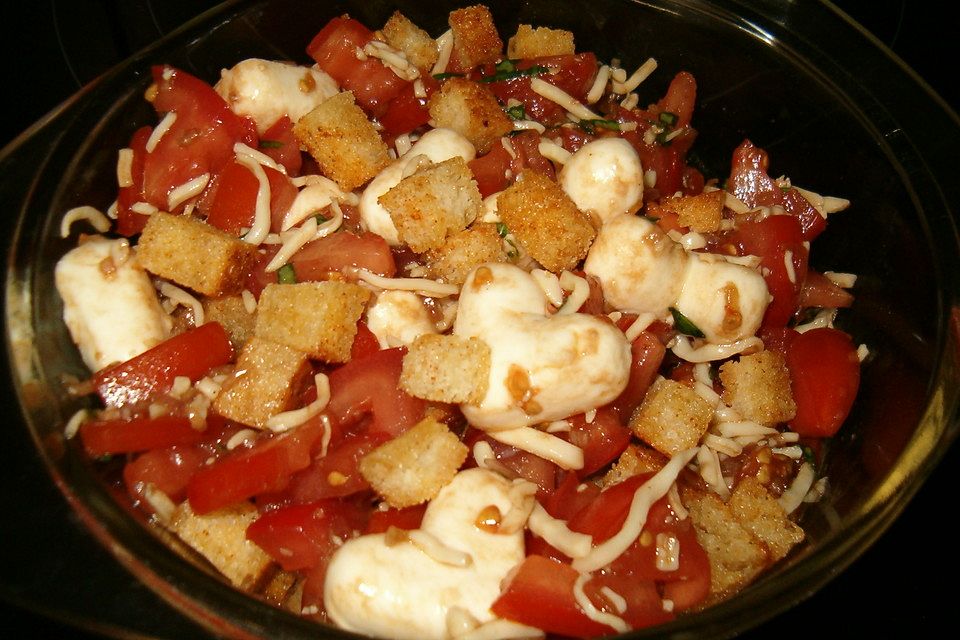 Tomatensalat mit knusprigen Brotwürfeln