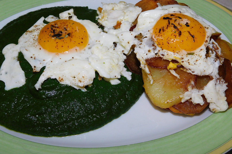 Spinat, Spiegeleier und Bratkartoffeln