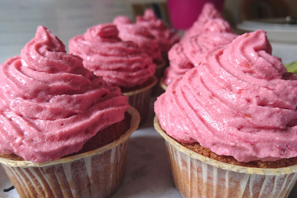 Cupcakes mit Beerenfüllung