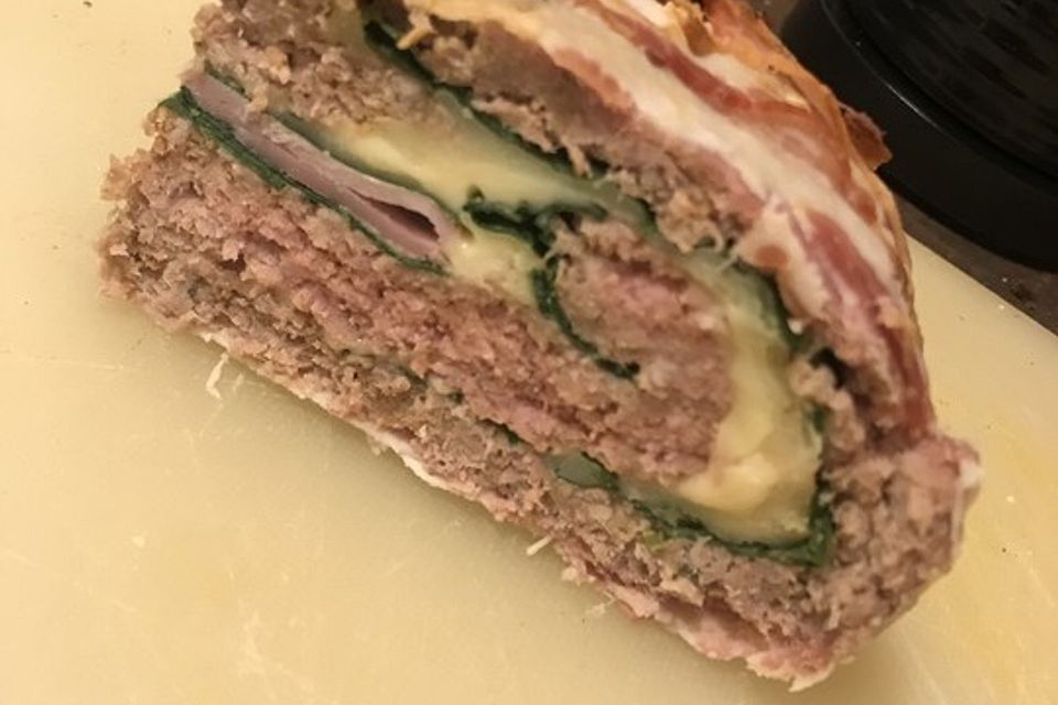 Hackfleisch-Bacon-Käse-Rolle