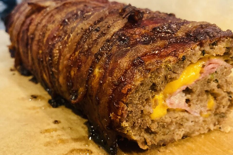 Hackfleisch-Bacon-Käse-Rolle