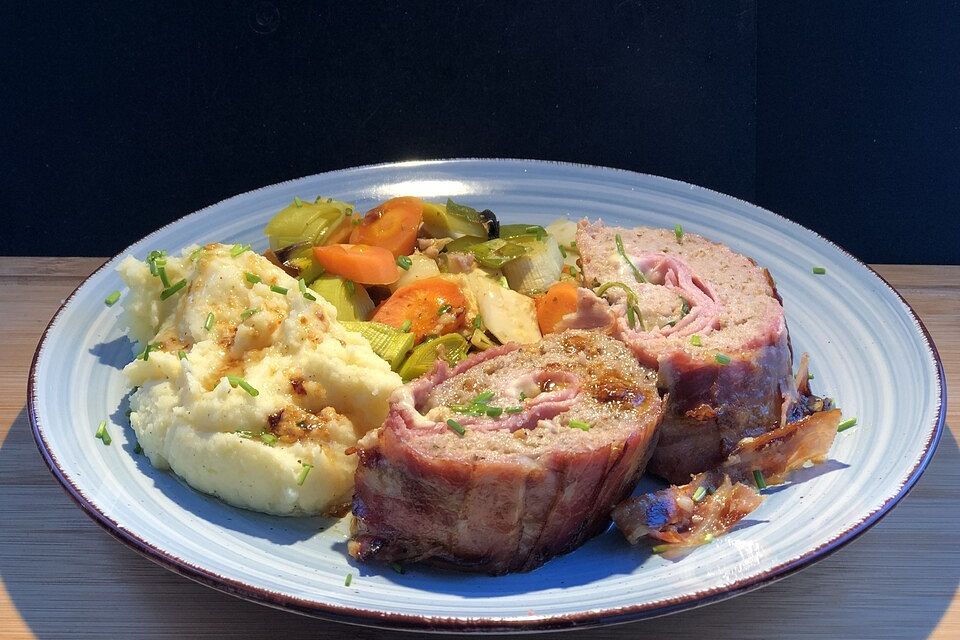 Hackfleisch-Bacon-Käse-Rolle