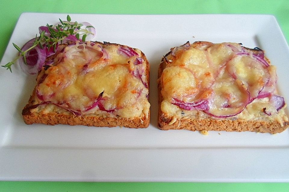 Überbackener Rotzwiebel-Toast