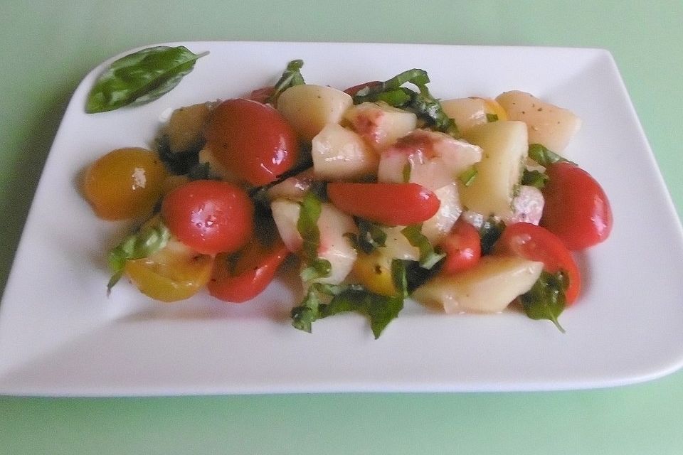 Tomaten-Nektarinen-Salat