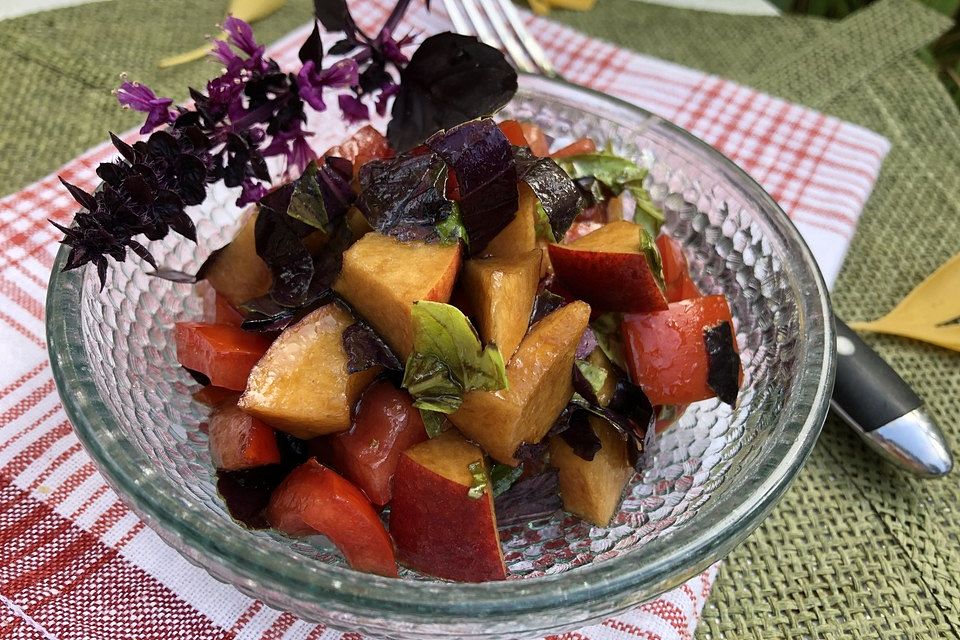 Tomaten-Nektarinen-Salat