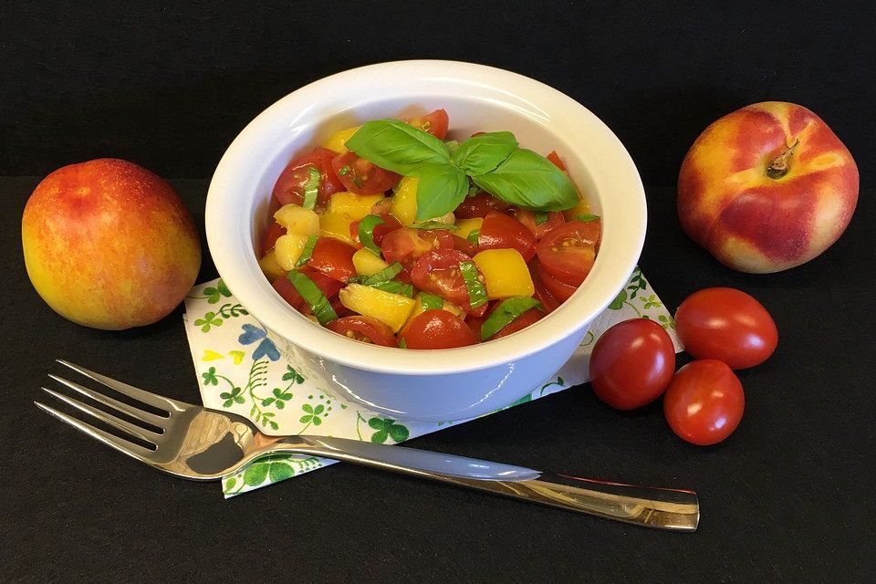 Tomaten-Nektarinen-Salat