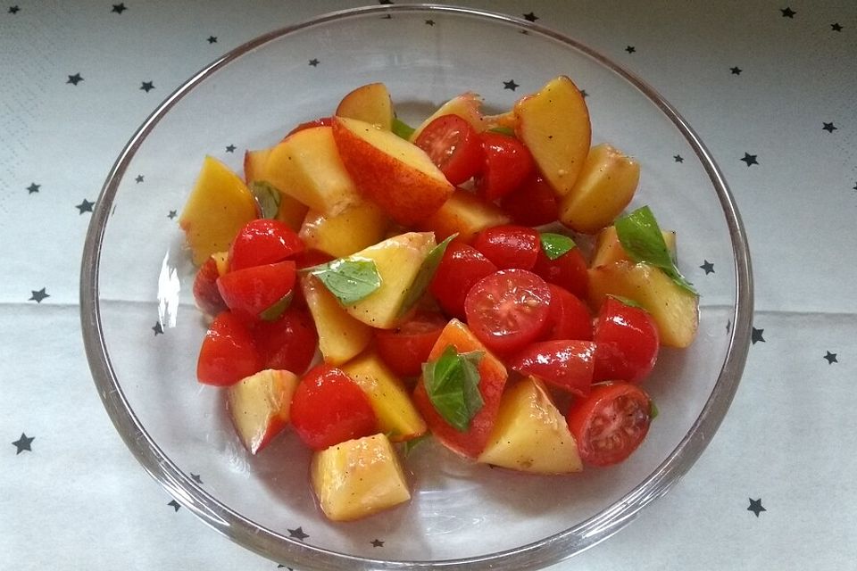 Tomaten-Nektarinen-Salat