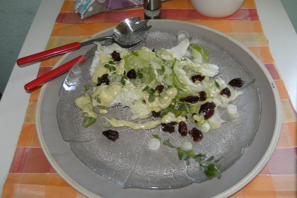 Kopfsalat mit Cranberries-Rahmsauce