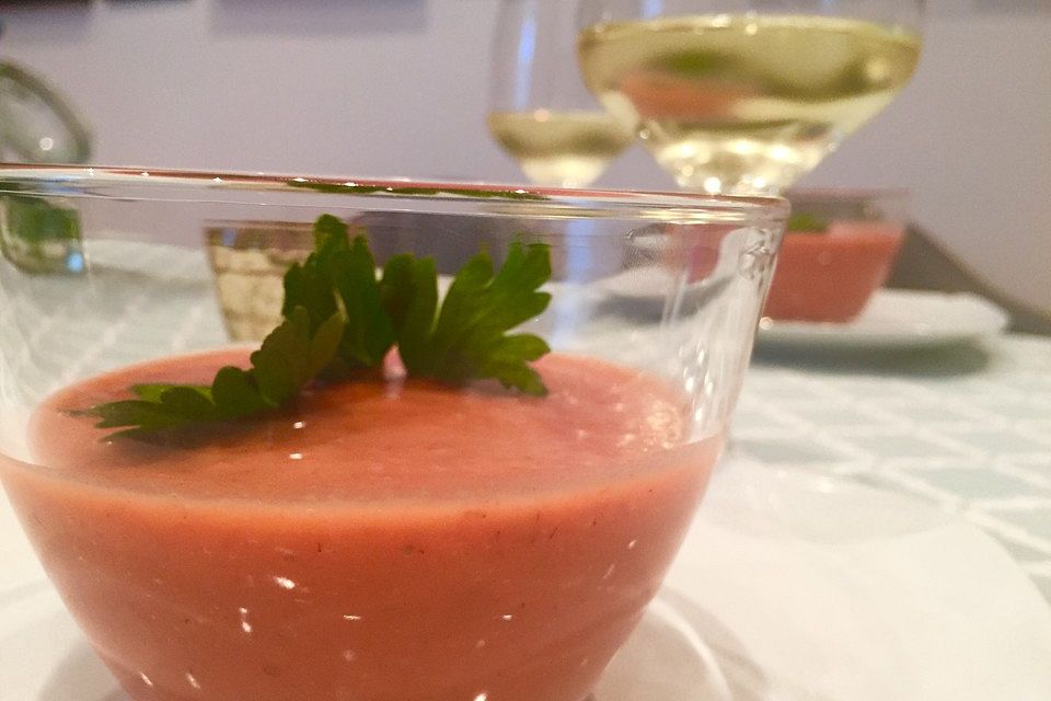 Sommerliche Erdbeer-Gazpacho