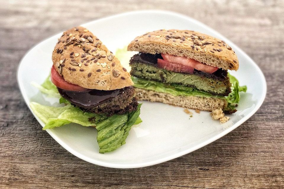 Falafel-Burger mit Ofenkartoffeln