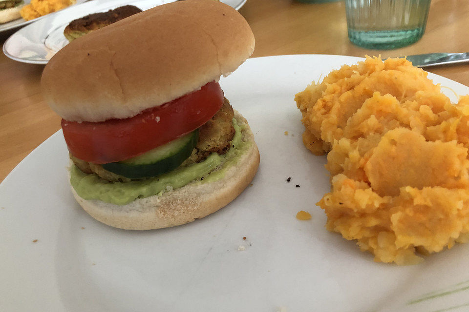 Falafel-Burger mit Ofenkartoffeln