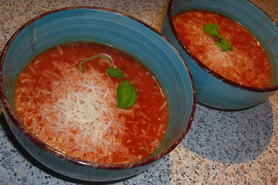 Tomatensuppe mit Basilikum