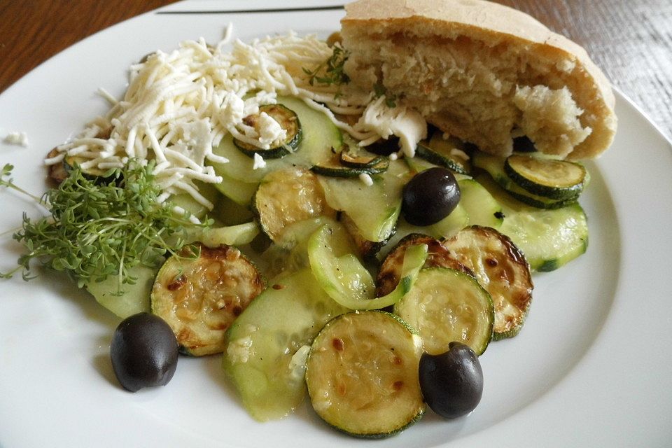 Griechischer Zucchini-Gurkensalat