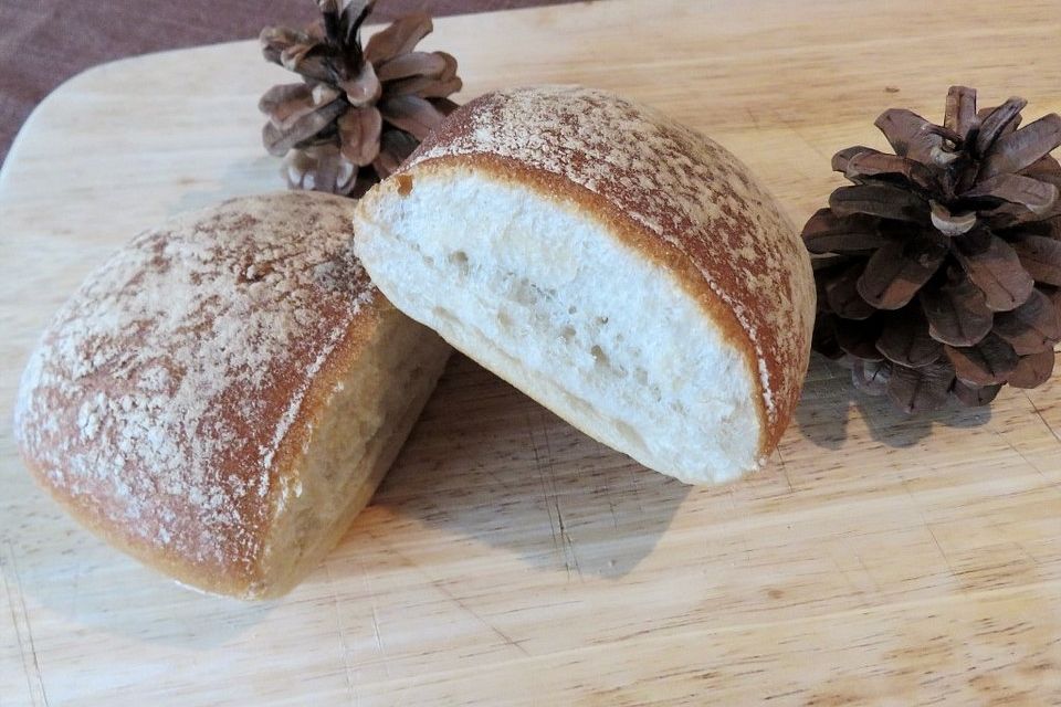 Rustikale Weizenbrötchen mit Sauerteig