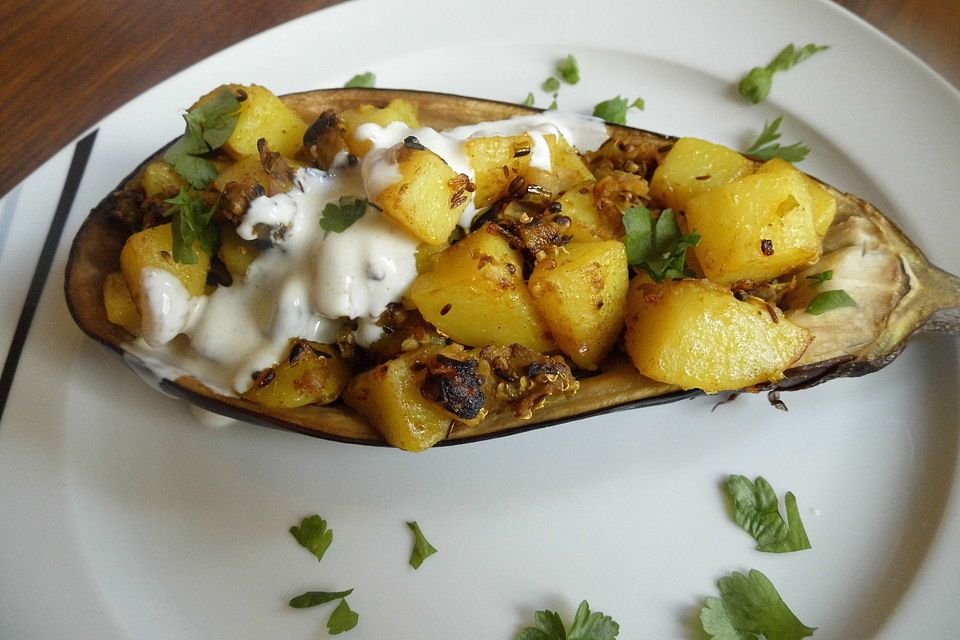 Indisches Kartoffelcurry in Auberginenhälften