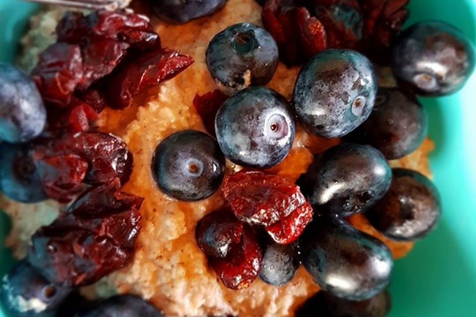 Nuss-Porridge mit Beeren