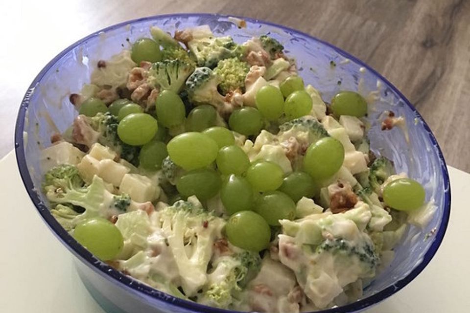 Roher Brokkoli-Kohlrabi-Salat